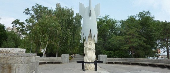 Памятник погибшим при бомбардировках Сталинграда мирным жителям.