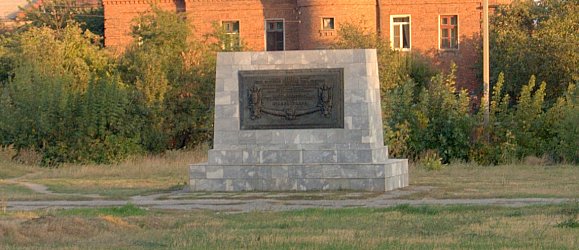 «Остров Людникова» представляет собой мемориальный комплекс, включающий несколько отдельных памятников и мемориальных знаков.