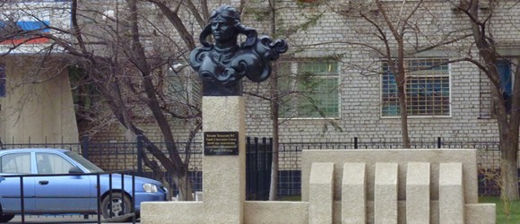 Памятник Герою Советского Союза Хользунову Виктору Степановичу установленный рядом с морской школой РОСТО